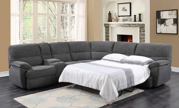 Chiếc giường gấp được giấu dưới chân ghế sofa mang đến sự tiện lợi mỗi khi có khách ghé thăm