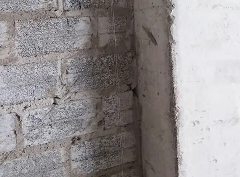 Nứt tại nơi tiếp giáp với cột bê tông