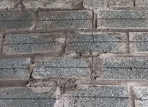 Nứt xuyên tường gãy gạch