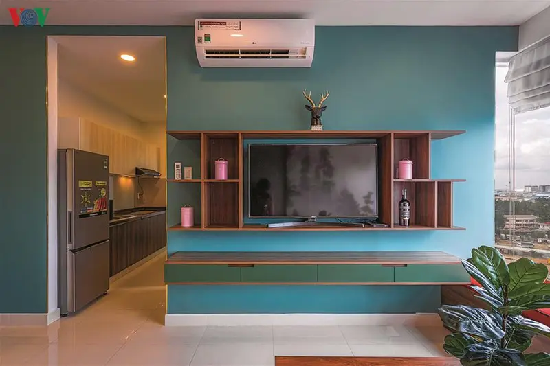 Các mảng tường lớn ở phòng khách, phòng ăn được sơn xanh màu lá.