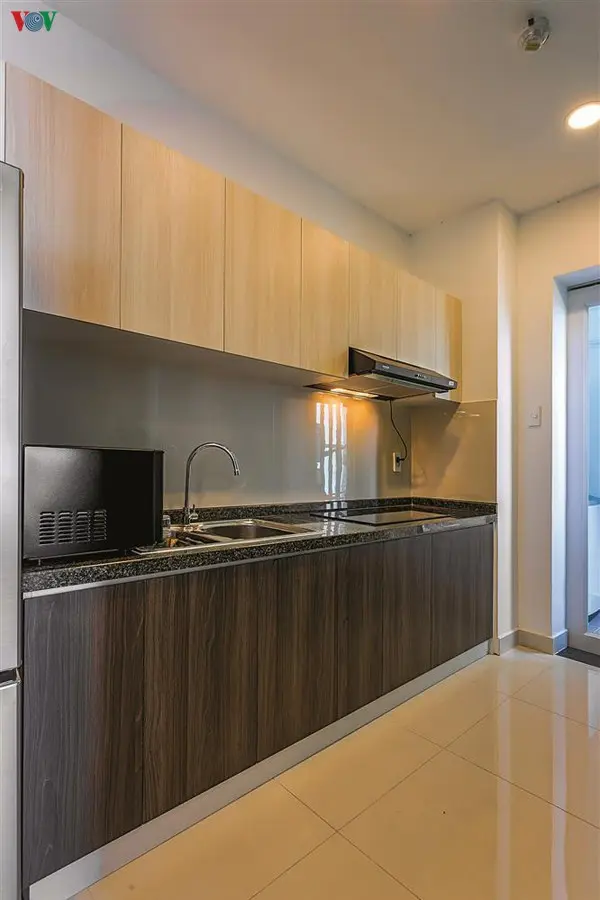 Khu bếp nằm riêng biệt có thiết kế đơn giản, hiện đại nhưng vẫn tiện nghi.