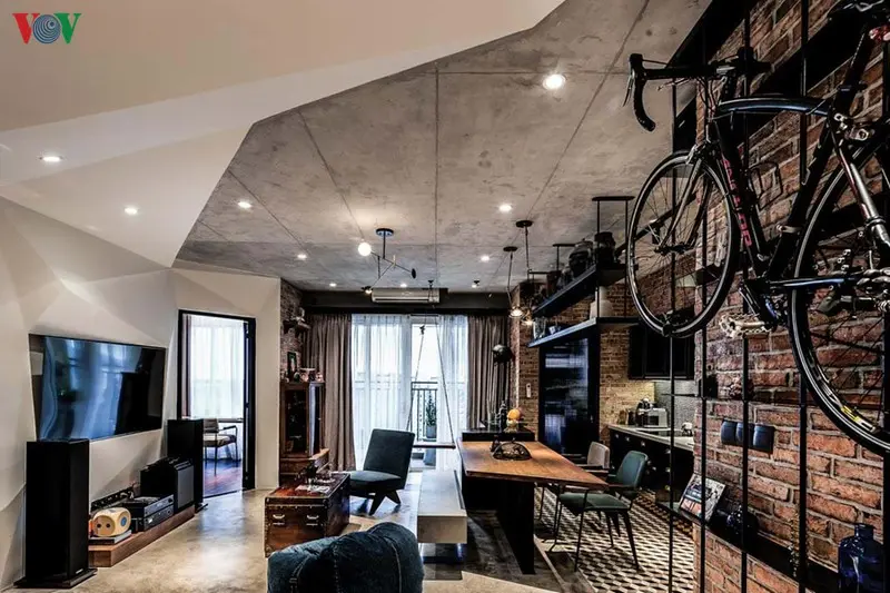 Căn hộ có diện tích 100m2, với khu khách – bếp cùng 3 phòng ngủ là tổ ấm của một gia đình trẻ 4 người