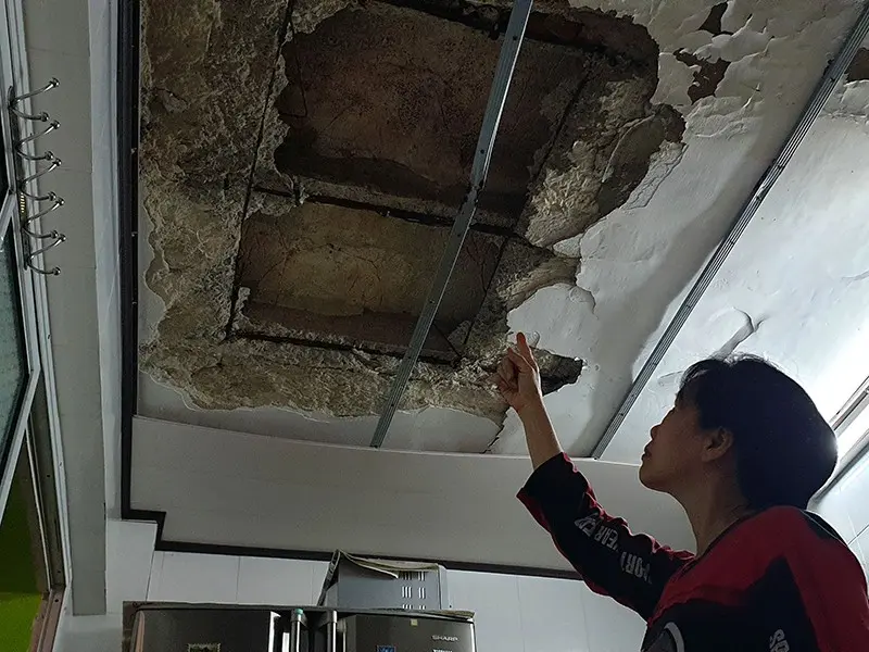 Trần bê tông của một căn hộ bị vỡ. Ảnh: ĐỖ HOÀNG