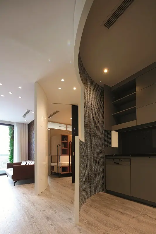Và, đây chính là xuất phát điểm của những bức tường cong. Kiến trúc sư đã thiết lập một không gian sống cho gia đình 4 người trong diện tích 70m2. Ý tưởng này giúp giải quyết các vấn đề về không gian, chứ không chỉ đơn thuần mang tính hình thức ngẫu hứng của người thiết kế.