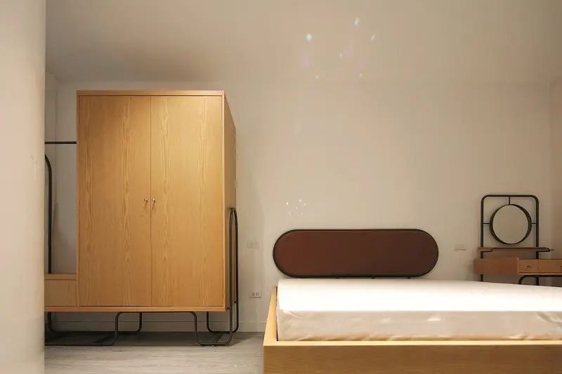 Hầu hết các đồ vật đều được thiết kế “đo ni đóng giày” để phù hợp với không gian và cá tính của chủ nhà. Các hệ tủ bếp, giá sách và tủ quần áo cũng được thiết kế một cách khéo léo để tối ưu hóa diện tích. 