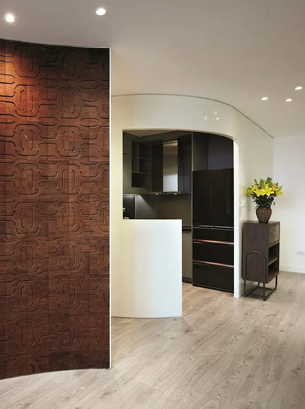 Căn hộ 70m2 là một sự thành công ăn ý giữa chủ nhà và người thiết kế. Nhờ vào việc thay đổi cách nhìn nhận mà nó trở nên tiện nghi và đầy cá tính. Ở nơi đây, những bức tường ngăn chia được mang thêm những giá trị mới.