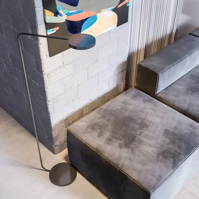 Bố ghế sofa màu xám đen toát lên sức hấp dẫn cảm quan riêng.