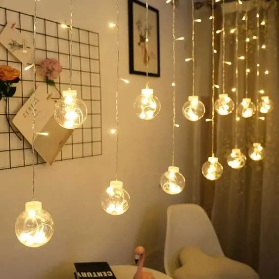 Đèn led là vật trang trí đơn giản và phổ biến, dễ tìm
