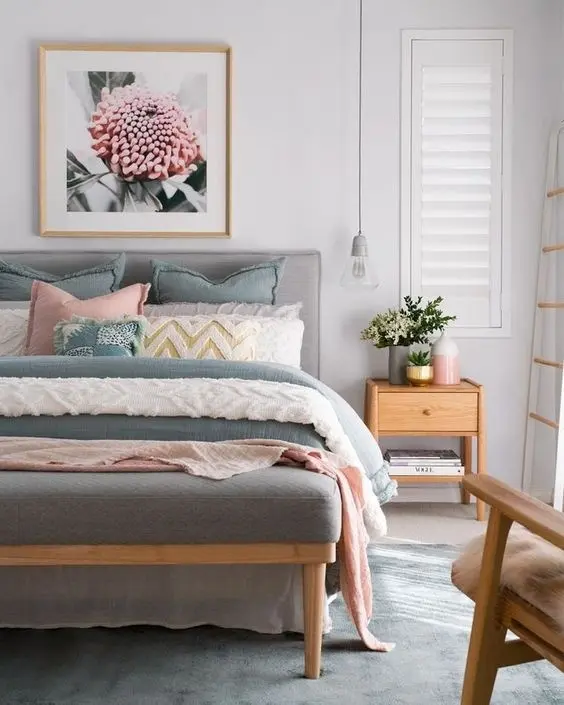 Những bông hoa tươi và khung ảnh hoa chính là điểm nhấn cho phòng ngủ của bạn khi mùa xuân về