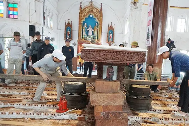 Giáo dân đang dọn dẹp trong nhà thờ Bùi Chu để chuẩn bị hạ giải Ảnh Hữu Tuyền