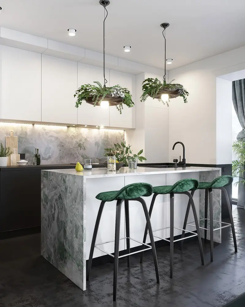 Ba chiếc ghế quầy bar nhà bếp màu xanh lá cây xếp dọc theo một bên để tạo ra khu vực ăn uống thú vị