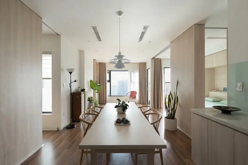 Không gian sinh hoạt chung ở vị trí trung tâm luôn nhận được gió, ánh sáng và tầm nhìn đẹp ra bên ngoài sau cải tạo.