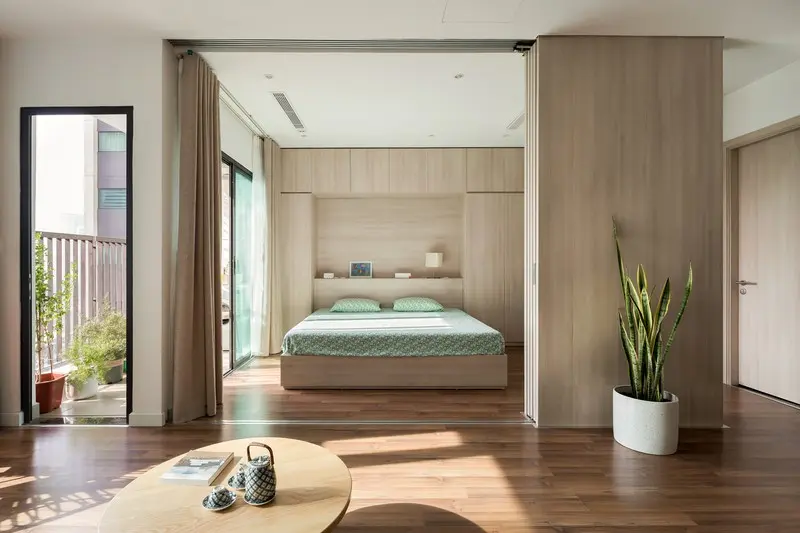 Ngoài việc thay đổi tính chất của không gian, nội thất căn hộ cũng rất đơn giản, hướng tới lối sống hài hòa, giảm bớt đồ đạc mà vẫn đảm bảo sự thoải mái cho cuộc sống của gia đình.