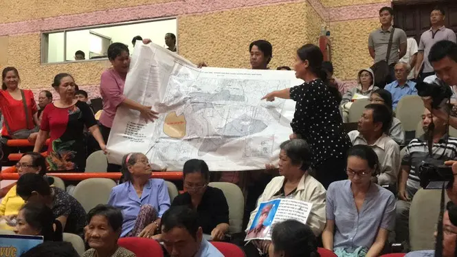Nhiều người dân sử dụng bản đồ để chỉ ra nhà đất bị giải tỏa nằm ngoài ranh quy hoạch của dự án