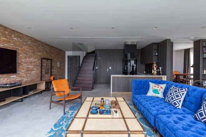 Với diện tích một sàn 90 m2, khá hạn chế so với quy mô chung của các căn penthouse, kiến trúc sư bỏ qua sự ngăn chia không cần thiết giữa các phòng, tạo ra không gian rộng và thoáng đãng trên cao.