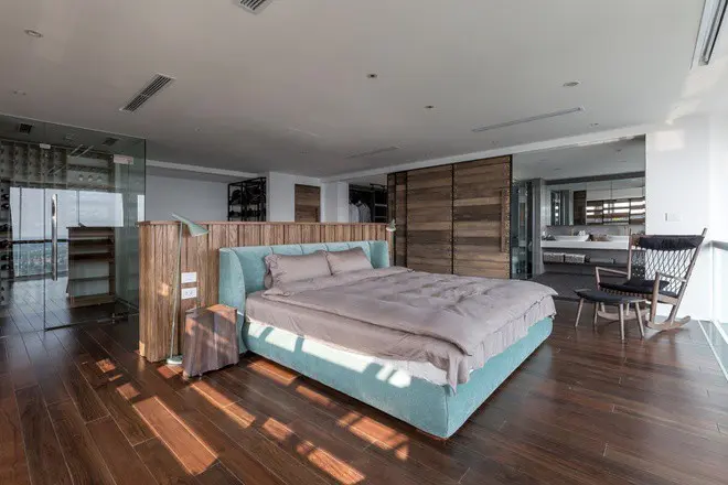 Phòng ngủ rất rộng và có các không gian nối tiếp nhau.