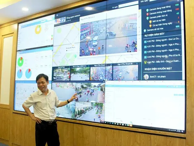 TS Lê Quốc Cường, Phó Giám đốc Sở TT&TT TP.HCM, tại Trung tâm Điều hành ĐTTM, đặt ở UBND TP. Ảnh: LÊ THOA