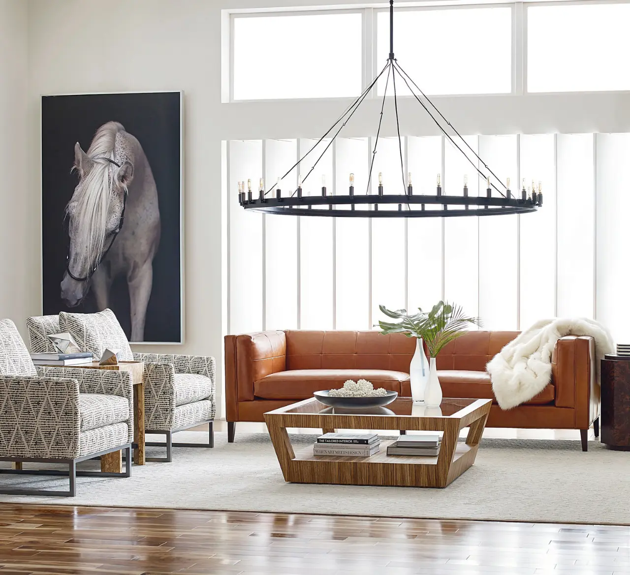 Bộ ghế sofa da trông vô cùng nổi bật tại trung tâm căn phòng khách