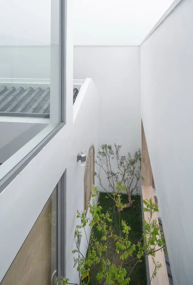 Trong căn nhà, giếng trộng rộng 90cm kéo dài toàn bộ khu đất (11m) giúp lấy ánh sáng và thông gió cho phòng ngủ, phòng gia đình ở phía sau