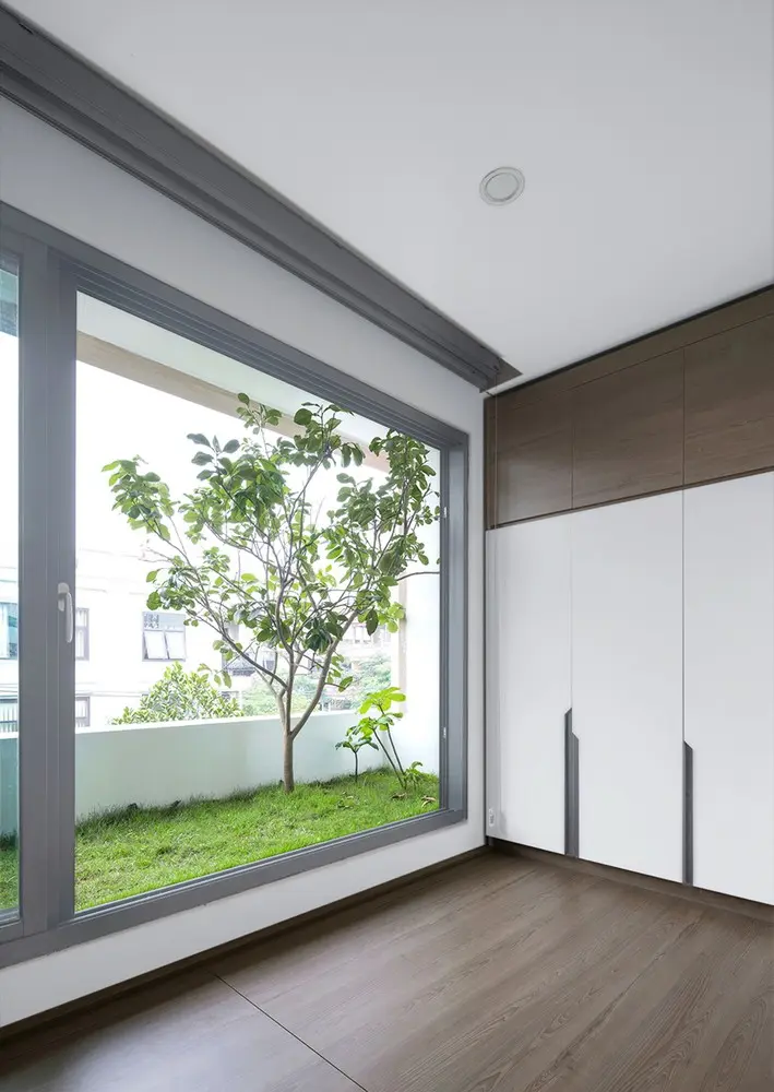 Tầng 1 dành cho khách, tầng lửng dành cho bếp và phòng ăn, tầng 4 gồm nhiều chức năng (phòng thờ, phòng học, phòng ngủ cho khách)