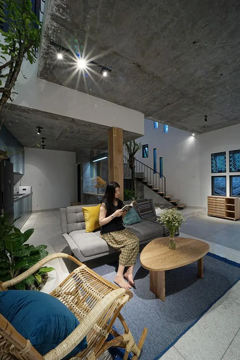 Chủ nhân ngôi nhà là một người phụ nữ yêu hoa cúc