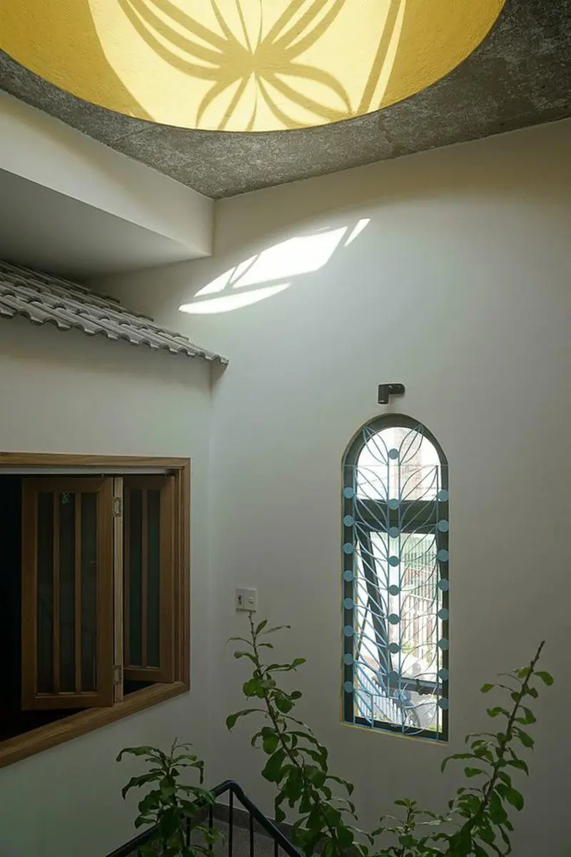 Thiết kế giếng trời hình hoa cúc đón ánh sáng khoa học và nghệ thuật