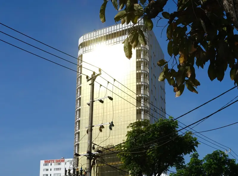 Nhà cao tầng dùng kính phản quang gây chói mắt cho người đi đường