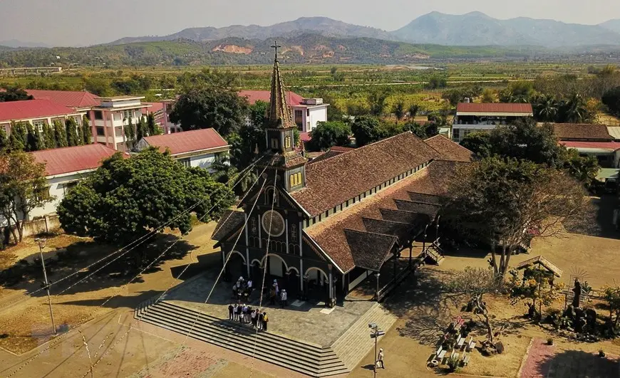 Kiệt tác Nhà thờ Gỗ Kon Tum hơn 100 năm tuổi đậm sắc màu Tây Nguyên