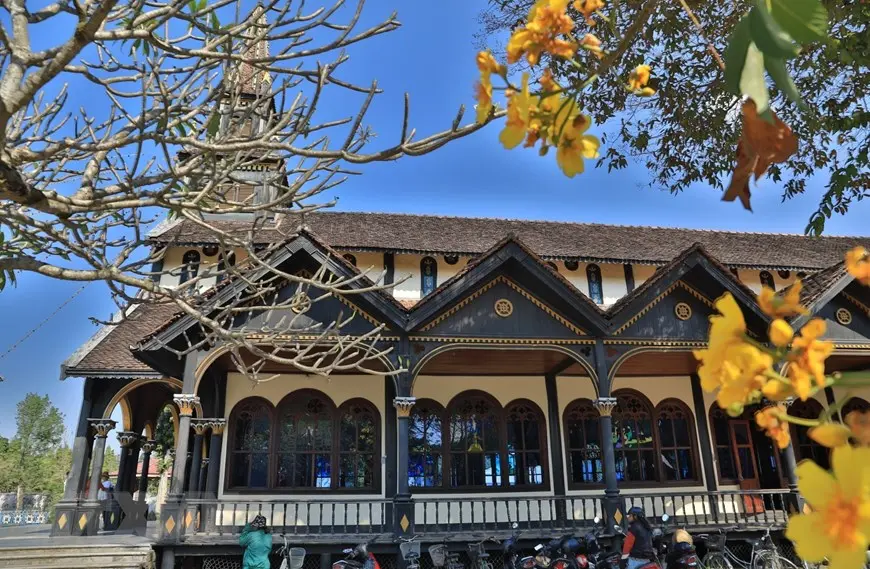Nhà thờ là công trình kiệt tác bằng gỗ mang phong cách Basilica duy nhất còn lại trên thế giới.