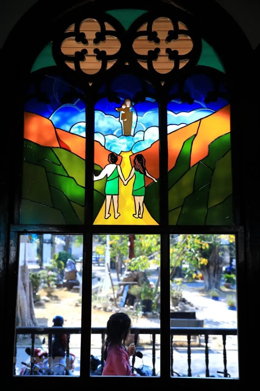 Thánh đường có nhiều khung cửa kính màu vẽ các điển tích trong kinh thánh, có tác dụng lấy ánh sáng vừa tạo thêm vẻ rực rỡ, tráng lệ cho giáo đường.