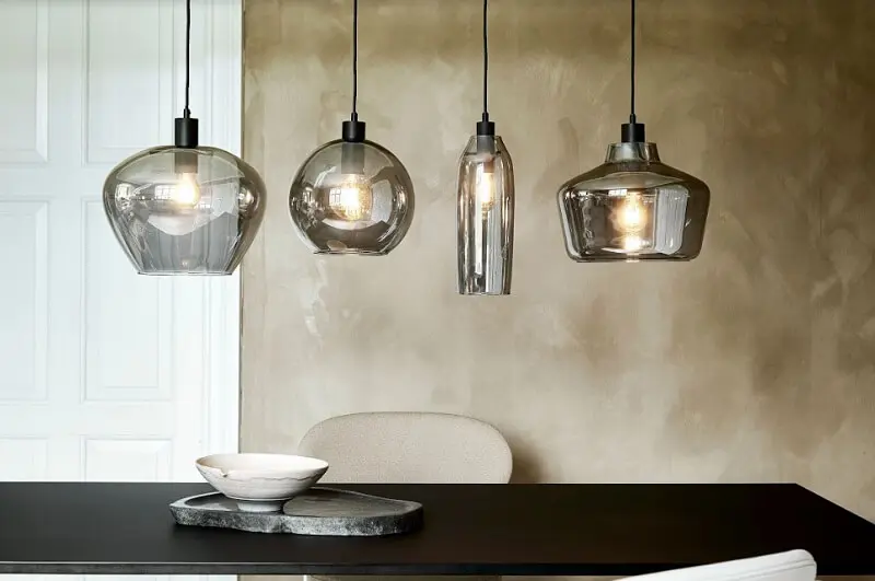 Ánh sáng vàng đến từ những mẫu đèn thả trần mang lại cảm giác gần gũi và ấm cúng cho căn phòng