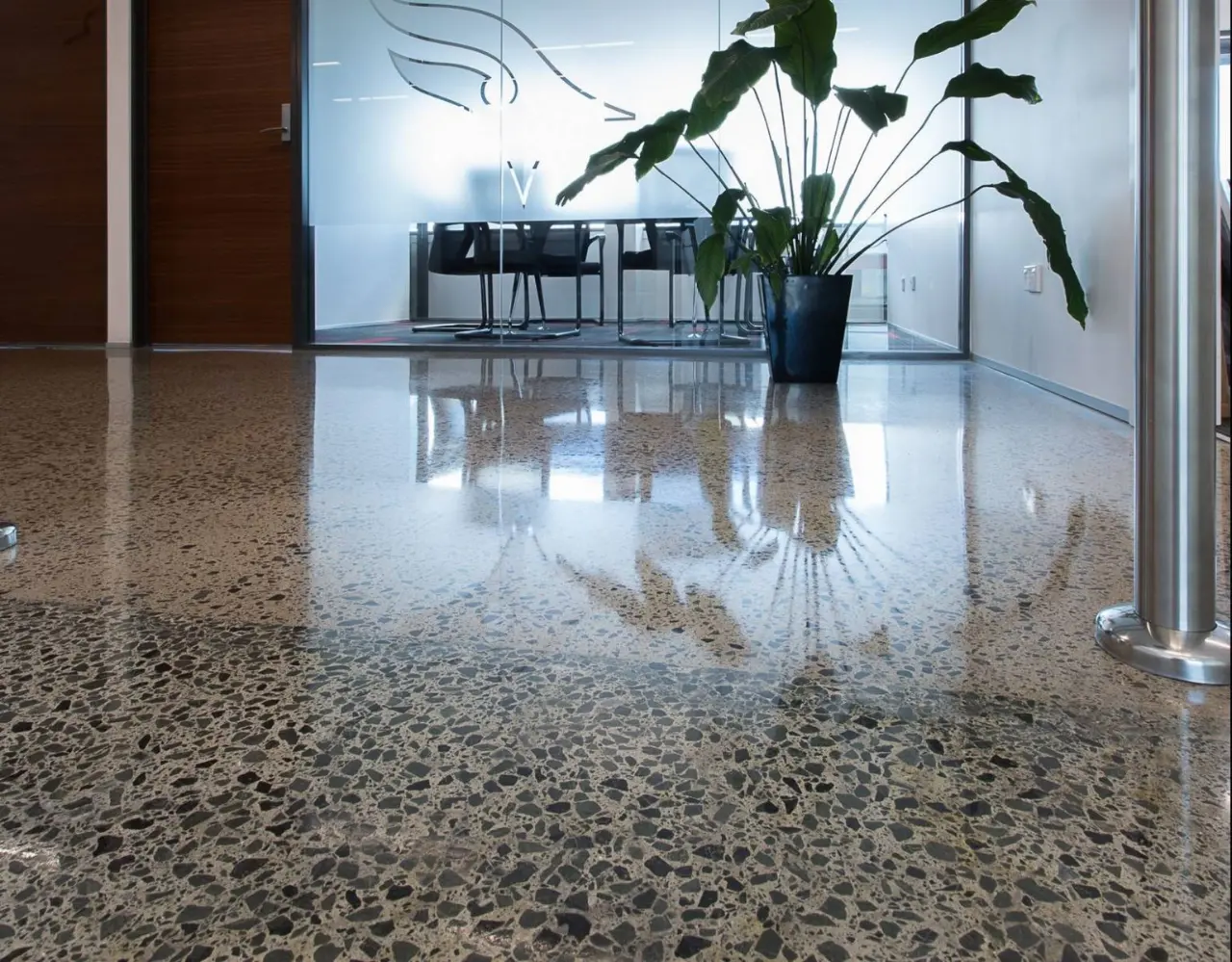 Gia chủ hoàn toàn có thể yên tâm về tuổi thọ của và khả năng duy trì của sàn bê tông mài