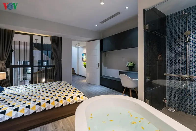 Phòng vệ sinh được sử dụng vách kính xuyên suốt với phòng ngủ cho cảm giác rộng rãi và sáng sủa.