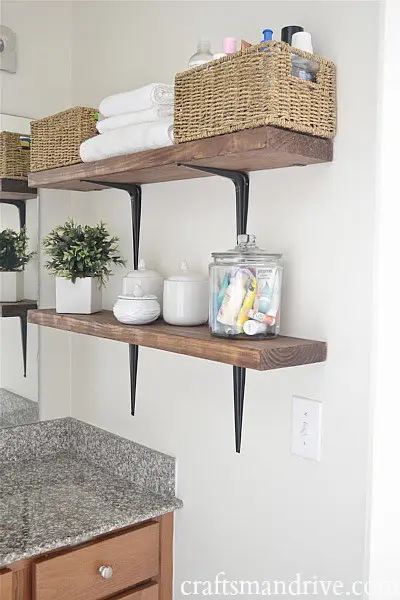 Tận dụng không gian bên trên bệ rửa làm nơi lưu trữ đồ với những kệ xếp chồng lên nhau
