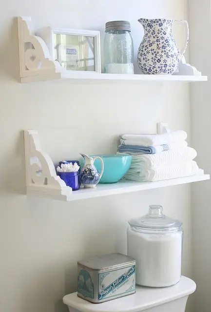 Thiết kế những kệ nhỏ phía trên bồn cầu để khăn, giấy, xà phòng...