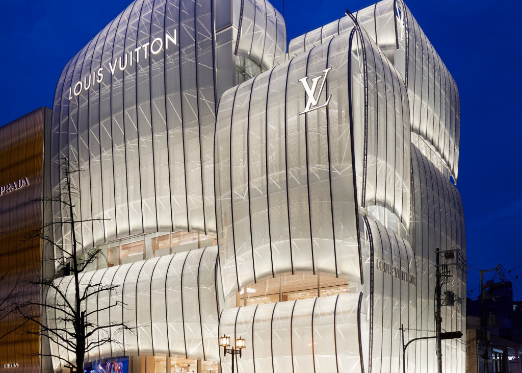 Cửa hàng Osaka hàng đầu của Louis Vuitton được bao phủ trong những cánh buồm cong