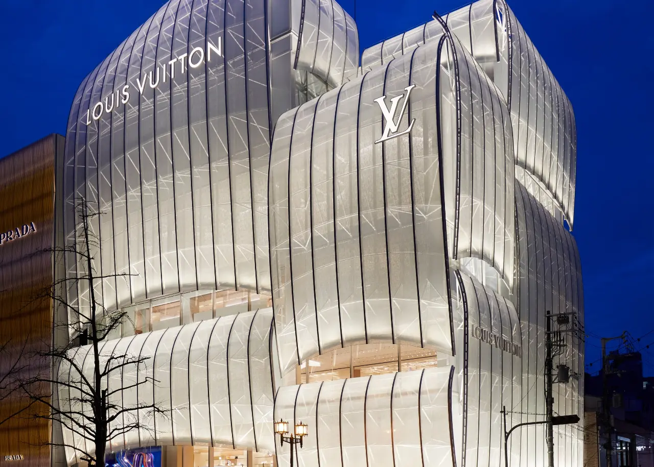 Cửa hàng Osaka hàng đầu của Louis Vuitton được bao phủ trong những cánh buồm cong
