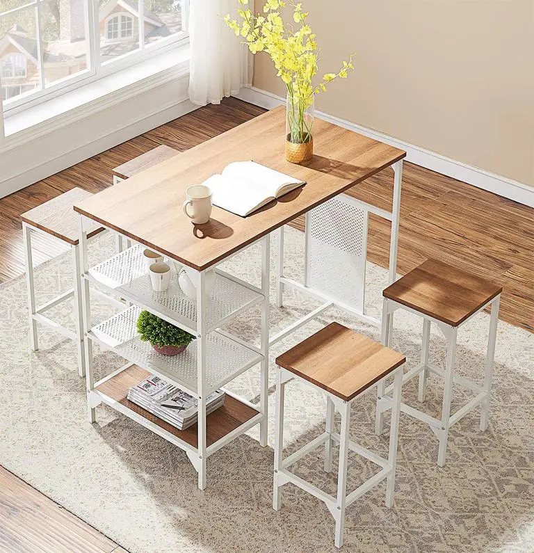 Tận dụng gầm bàn để làm giá trồng cây là cách làm thông minh và mang đến hiệu quả bất ngờ.