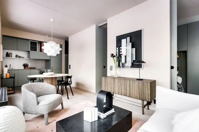 Bất chấp không gian nhỏ hẹp, studio muốn tạo đủ không gian cho cư dân mời "nhiều bạn bè" trong những bữa tối dài. Họ đã làm điều này bằng cách tạo ra một không gian sống, nhà bếp và phòng ăn mở rộng, được bao bọc bởi các cửa sổ cao ở hai bên