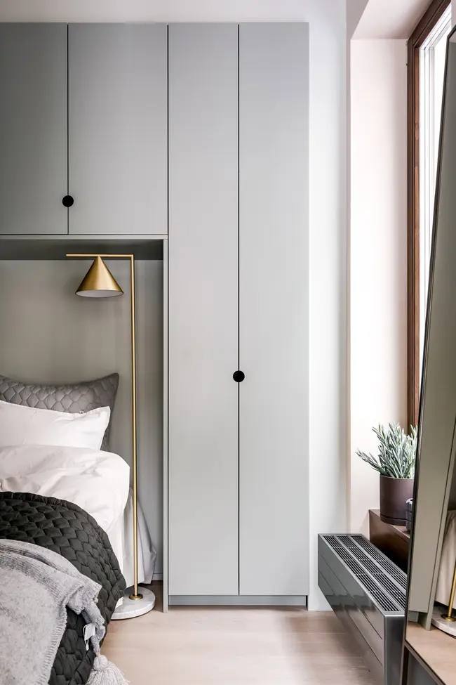 Mặc dù chức năng của các không gian được mô tả là điển hình của Scandinavia, các giải pháp thiết kế vui tươi của căn hộ - chẳng hạn như tay nắm cửa và các chi tiết đầy màu sắc
