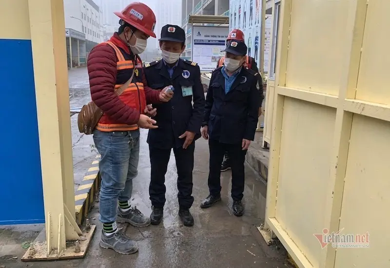 Ngay từ những ngày đầu mùa dịch tại nhiều công trình xây dựng đã thực hiện nhiều biện pháp phòng chống tích cực (Ảnh: Công nhân vào công trường dự án The Zei (Mỹ Đình, quận Nam Từ Liêm, Hà Nội) được kiểm tra thân nhiệt từ cửa)