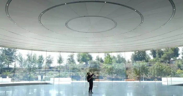 Khán phòng Steve Jobs Theater không có bất kì một cột trụ nào để đỡ phần trần nhà hoặc để chia cắt âm thanh. Dù vậy, những gì diễn ra trong sự kiện iPhone X năm ngoái cho thấy không có một âm vang nào được phát ra. Apple cho biết những người xuất hiện trong khán phòng đóng vai trò là một đối tượng hút âm thanh. Dù vậy, nếu chỉ có một nhóm nhỏ người trong khán phòng, Apple sẽ được một số thiết bị hút âm thanh tạm thời nên các bức tường.