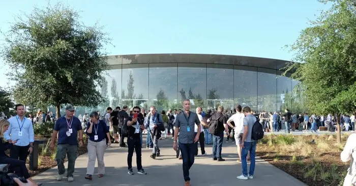 Steve Jobs Theater được thiết kế để có thể chống chịu được những trận động đất mạnh 8+ độ richter. Mặc dù toàn bộ công trình trông như một khối thống nhất thế nhưng ngoại thất các tấm kính và phần mái nhà đều được đặt trên các ngăn cách theo cơ chế con tắc, cho phép chúng duy trì được sự cân bằng ngay cả khi mặt đất rung chuyển. Apple thậm chí còn khẳng định Steve Jobs Theater vẫn sẽ đứng vững ngay cả khi toàn bộ phần tường kính của nó (bao gồm 44 tấm) bị vỡ.