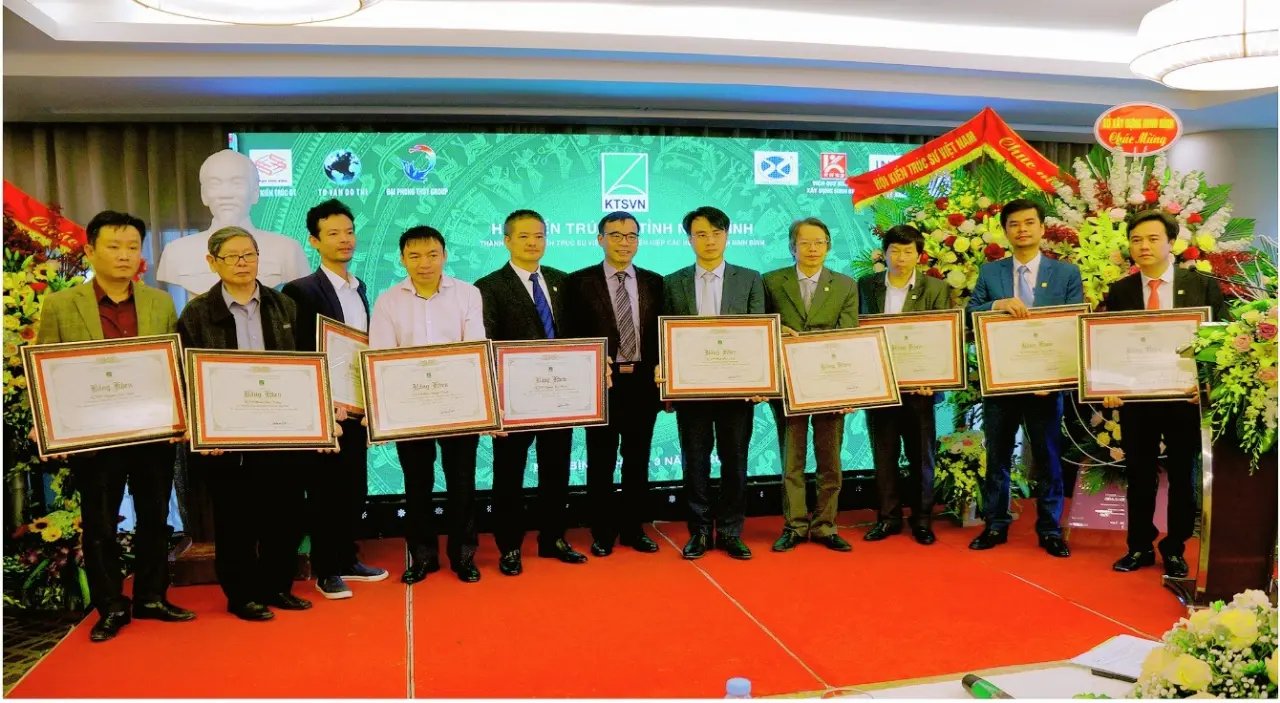 Trao Bằng khen cho Hội kiến trúc sư tỉnh Ninh Bình