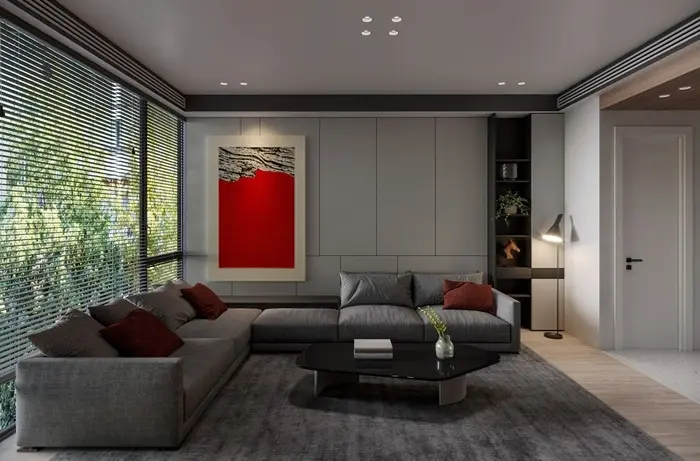 Bức tránh và những chiếc gối màu đỏ giúp không gian thêm phần sống động