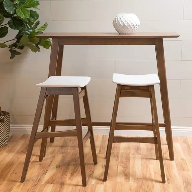 Bộ bàn ghế ăn chân cao mang đến cảm giác rộng rãi và thoáng đãng cho sàn bên dưới.