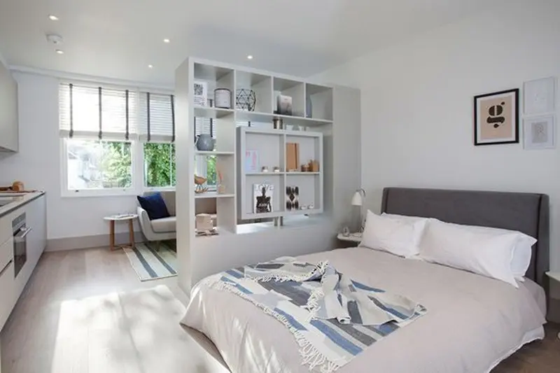 Thay vì đặt một bức vách lớn đơn giản, bạn hoàn toàn có thể kết hợp chúng với kệ tủ, 2 trong 1, vừa tiết kiệm diện tích vừa đảm bảo công năng