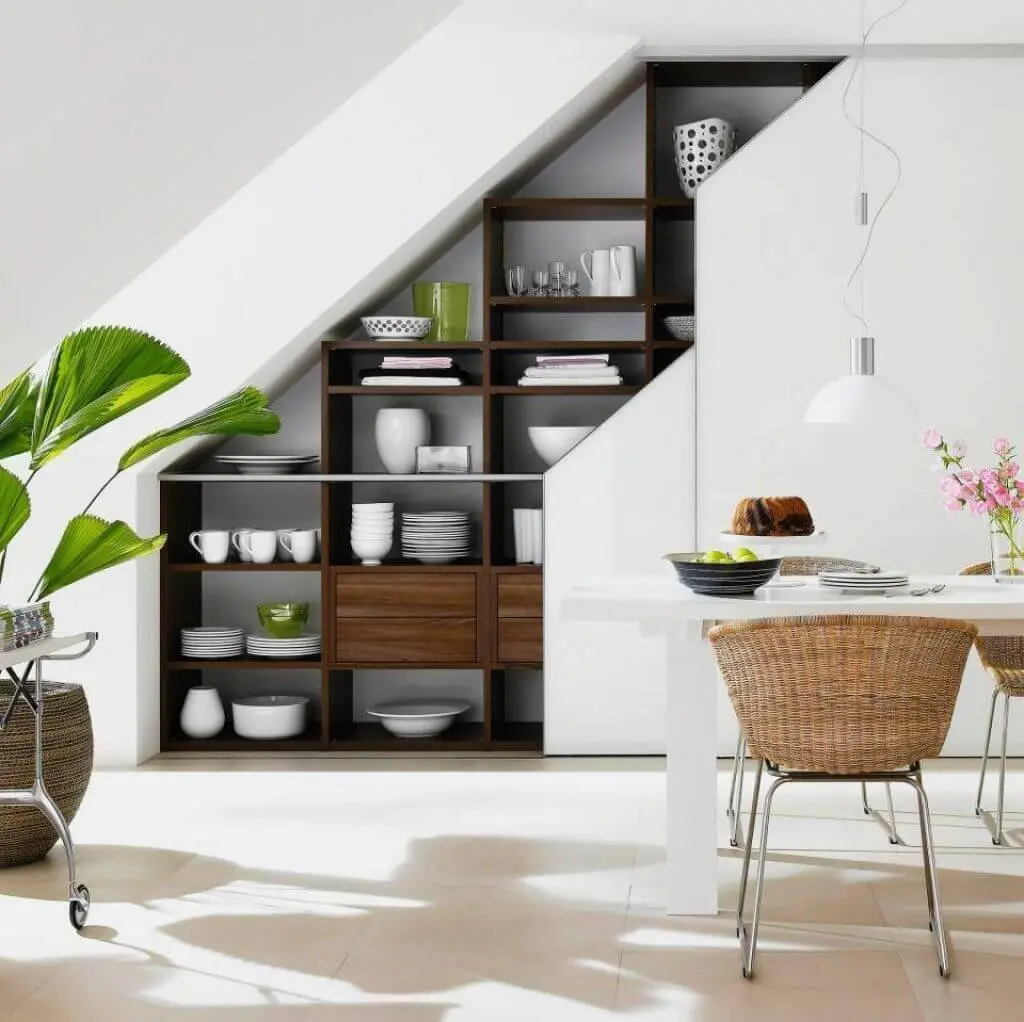 Những ngăn tủ âm tường có thể được sử dụng để lưu trữ chén, đĩa hoặc những đồ dùng ít khi dùng tới