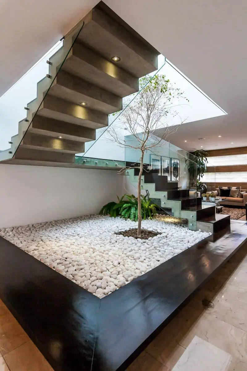 Do gầm cầu thang thường kín và thiếu nắng nên gia chủ cần lựa chọn loại cây phù hợp trồng trong nhà