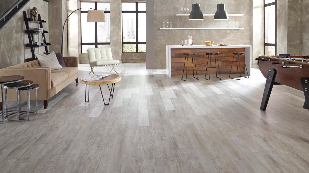 Sàn nhựa Vinyl được biết đến là một loại sàn dễ thi công, lắp đặt và bảo dưỡng. Sàn có giá dao động từ 100,000 - 170,000 VNĐ/m2 tùy theo xuất xứ và mẫu mã.